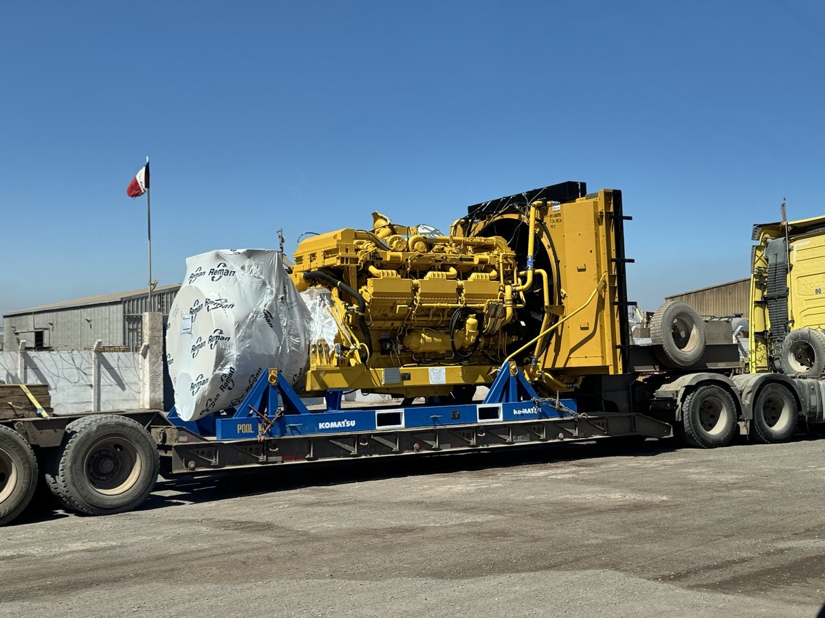Motor y conjunto mayor sobre una plataforma de transporte